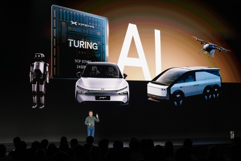 小鹏XPENG董事长及CEO何小鹏首次披露新一代“鲲鹏”超级电动体系，以及“图灵”AI智驾系统。