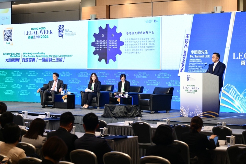 三地调解员对示范进行讨论。 三地调解员对示范进行讨论。