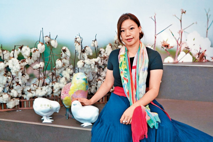 鸡仔唛扎根香港逾70年,总监谭天逸(Jennifer)盼品牌贯彻“最好的. 给家人”的理念,不断创新向前。 鸡仔唛扎根香港逾70年,总监谭天逸(Jennifer)盼品牌贯彻“最好的. 给家人”的理念,不断创新向前。