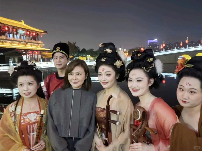 关之琳与敦煌古装美女合影。 关之琳与敦煌古装美女合影。