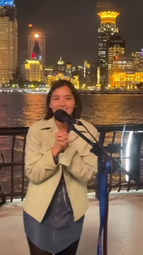 谢嘉怡6日在IG上发布了一条在上海外滩街头唱歌的影片。 谢嘉怡6日在IG上发布了一条在上海外滩街头唱歌的影片。
