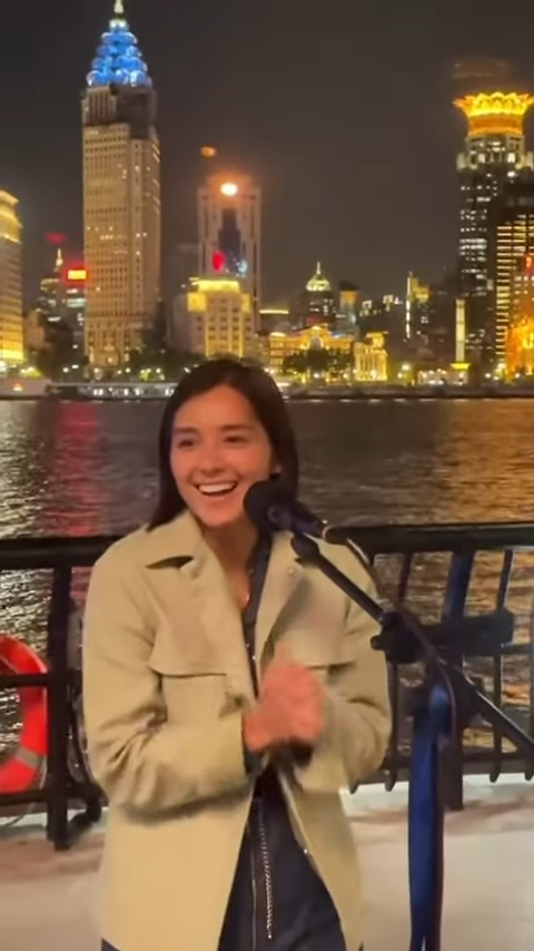 谢嘉怡在户外11度低温下的上海外滩街头唱歌,全程边唱边冻到发抖。 谢嘉怡在户外11度低温下的上海外滩街头唱歌,全程边唱边冻到发抖。