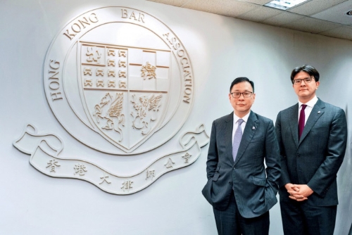 大律师公会主席杜淦堃(左)及副主席毛乐礼(右)介绍75周年纪念特刊,回顾公会过去的宝贵回忆。 大律师公会主席杜淦堃(左)及副主席毛乐礼(右)介绍75周年纪念特刊,回顾公会过去的宝贵回忆。