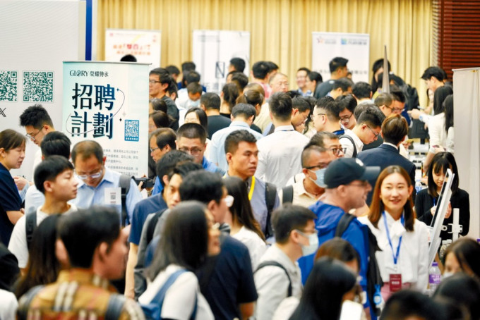 “2024秋高才就业展”昨日举行,供超过1500个职位空缺。 “2024秋高才就业展”昨日举行,供超过1500个职位空缺。