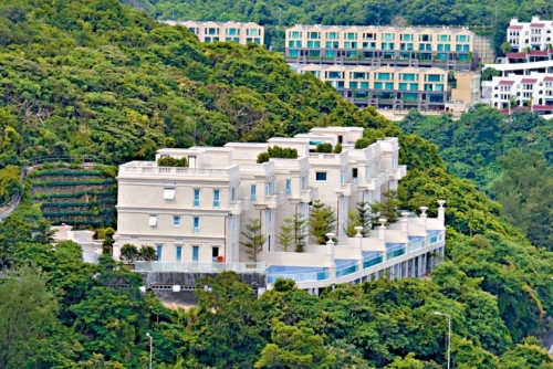 大潭道45号昨以3.03亿售出6号洋房,呎价约6.34万。 大潭道45号昨以3.03亿售出6号洋房,呎价约6.34万。