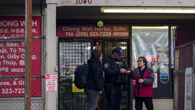 西雅图唐人街连续2日发生多宗持刀伤人案,警员在场调查,向附近店铺东主查问。美联社 西雅图唐人街连续2日发生多宗持刀伤人案,警员在场调查,向附近店铺东主查问。美联社