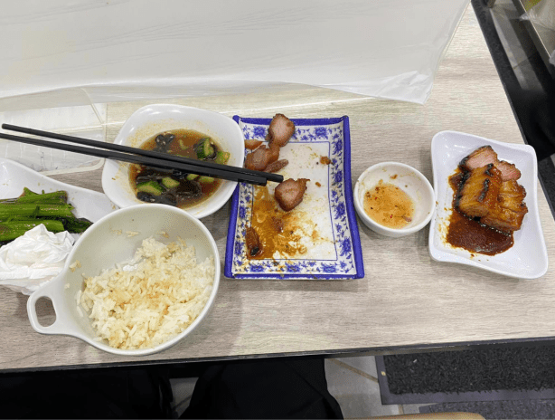 事主叫了一个$93的一人套餐,内有前菜、油菜、烧鹅、燶边肥腩叉烧、白饭及老火汤 事主叫了一个$93的一人套餐,内有前菜、油菜、烧鹅、燶边肥腩叉烧、白饭及老火汤