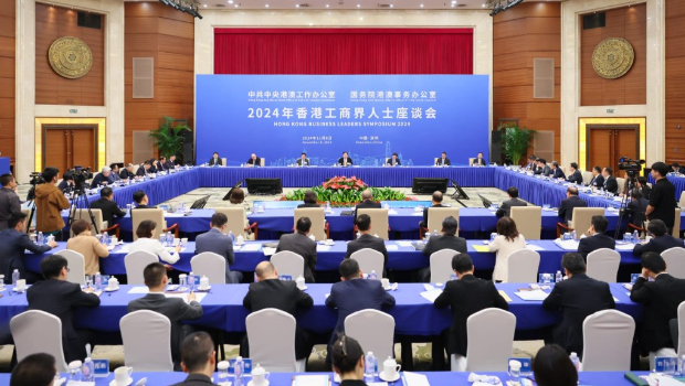 夏宝龙认为香港工商界要发挥国际联系广的优势，积极举办各类国际交流活动，邀请更多外国友人来港实地考察，亲眼见证香港的活力与魅力。