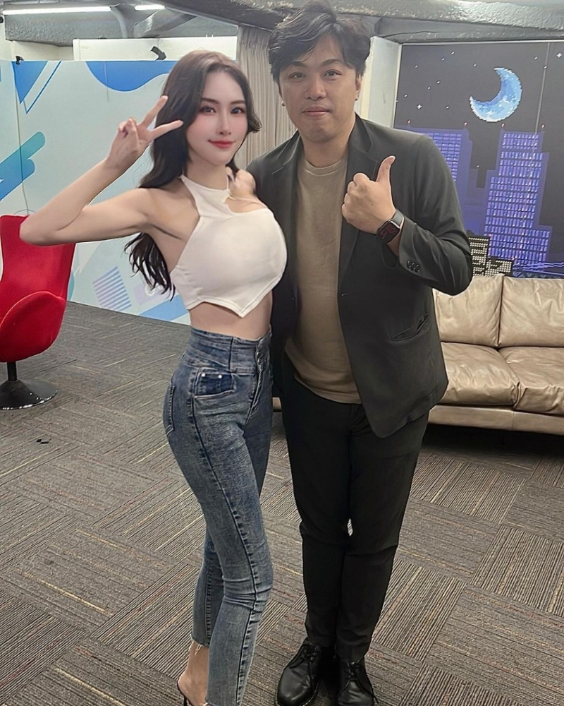 艾熙承认自己同时一名补习老师。IG@_ai xi bb