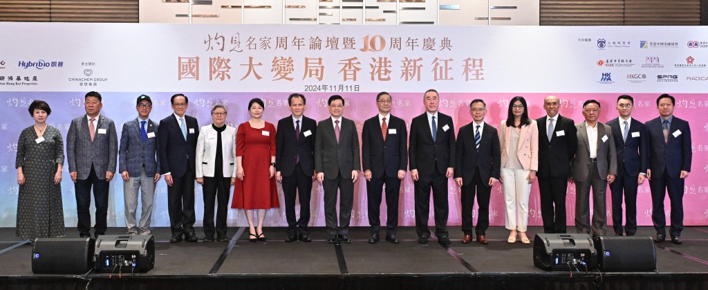 全国政协常委、西九文化区管理局董事局主席唐英年(左九)。 全国政协常委、西九文化区管理局董事局主席唐英年(左九)。