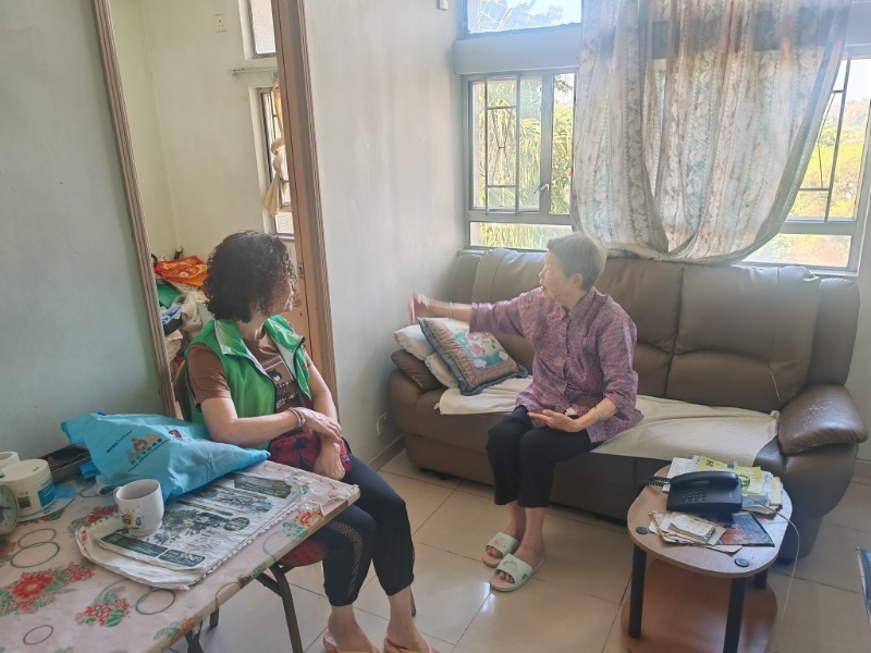 Ling姐(左)探访独居长者,了解他们遇到的生活难题。 Ling姐(左)探访独居长者,了解他们遇到的生活难题。