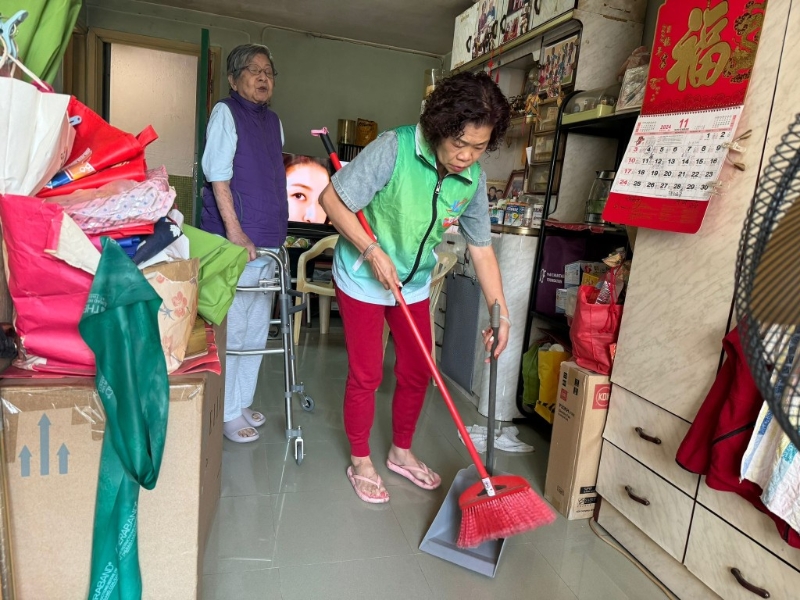 Ling姐(右)协助长者清理家中杂物。 Ling姐(右)协助长者清理家中杂物。