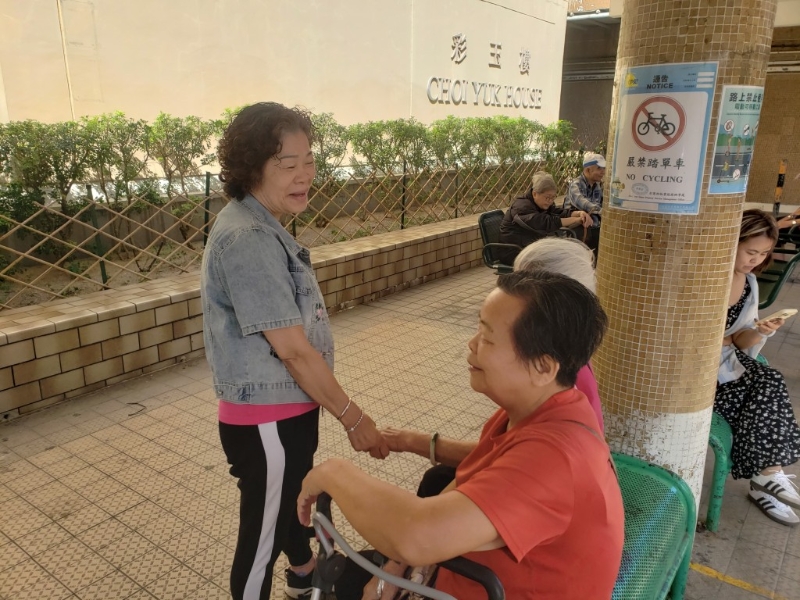 遇到认识的街坊,Ling姐(左一)都会上前问候近况。 遇到认识的街坊,Ling姐(左一)都会上前问候近况。