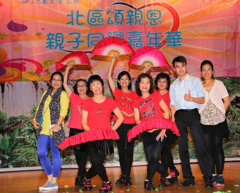 因为到社区中心学跳舞,Ling姐(右四)开始加入义工行列。 因为到社区中心学跳舞,Ling姐(右四)开始加入义工行列。