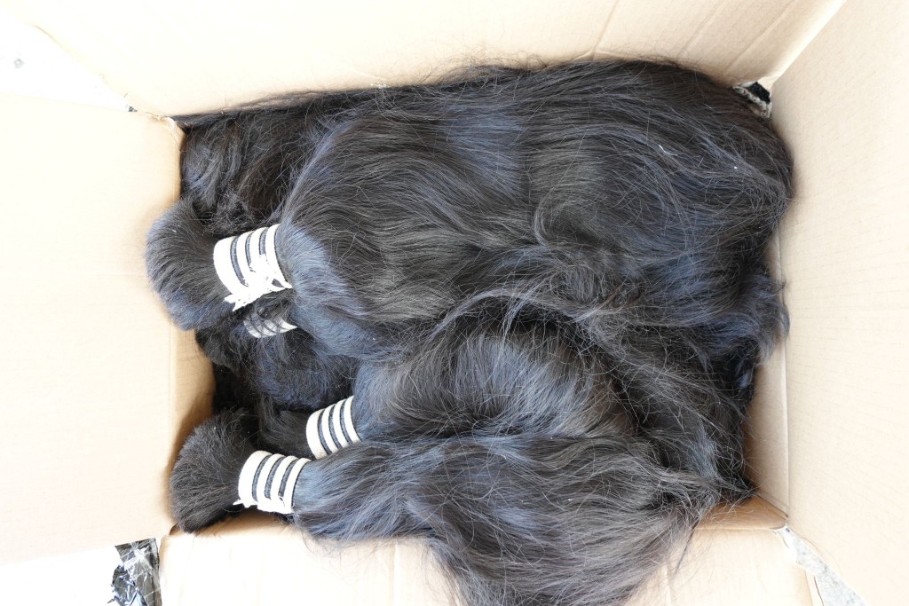 检获的人类头发用作制造假发。 检获的人类头发用作制造假发。