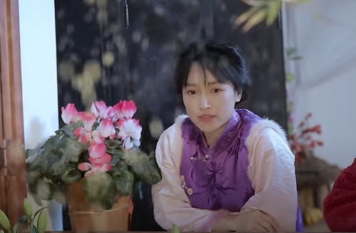 享有《中文YTR第一人》美誉的李子柒,从美食、家具、造屋都以“自制”闻名,把纯朴的农村生活营造成古色古香的美感。 享有《中文YTR第一人》美誉的李子柒,从美食、家具、造屋都以“自制”闻名,把纯朴的农村生活营造成古色古香的美感。