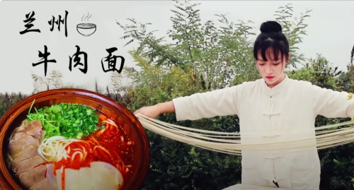 李子柒当年以手工自制的兰州牛肉面爆红。 李子柒当年以手工自制的兰州牛肉面爆红。