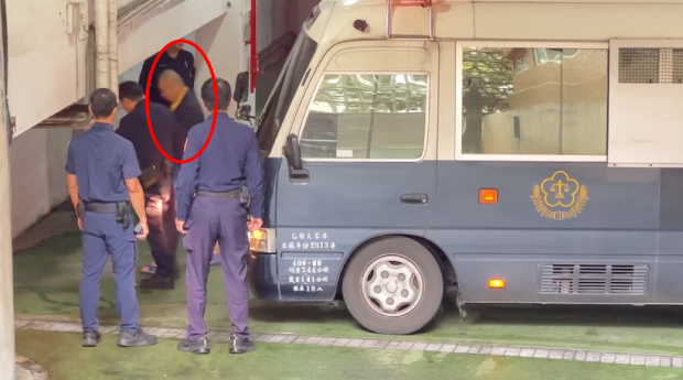 确定延押后首遭检方提讯 柯文哲竟以“此造型”现身北检。 确定延押后首遭检方提讯 柯文哲竟以“此造型”现身北检。