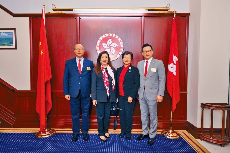 香港驻悉尼经贸办时任行政经理冯叶颖仪女士（右二）、邓明慧主席（左二）、曾庆业副主席（左一）及李旷怡副主席（右一）合照。