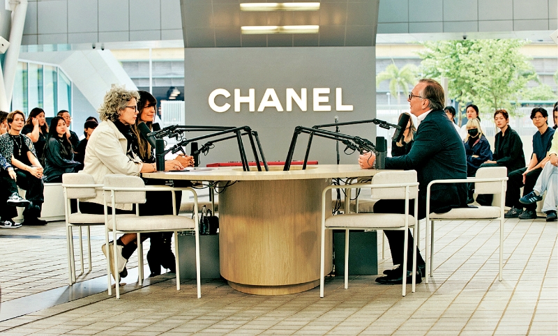 CHANEL时装业务总裁Bruno Pavlovsky(右)也有现身《Radio CHANEL》与主持人交流。 CHANEL时装业务总裁Bruno Pavlovsky(右)也有现身《Radio CHANEL》与主持人交流。