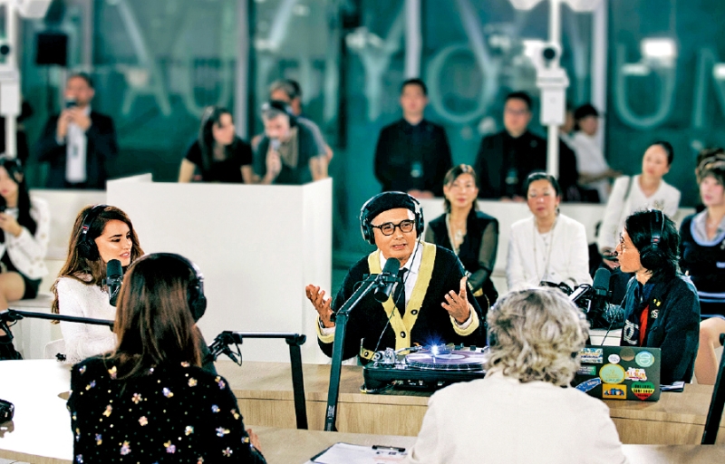 Penélope Cruz(左)与周润发(中)大谈电影制作与传承的话题。 Penélope Cruz(左)与周润发(中)大谈电影制作与传承的话题。