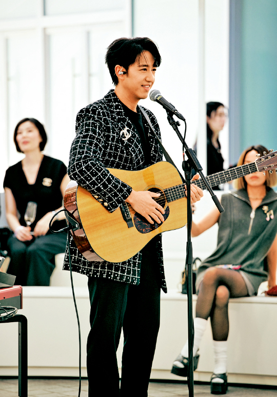 香港歌手冯允谦即场献唱兼以结他伴奏。 香港歌手冯允谦即场献唱兼以结他伴奏。