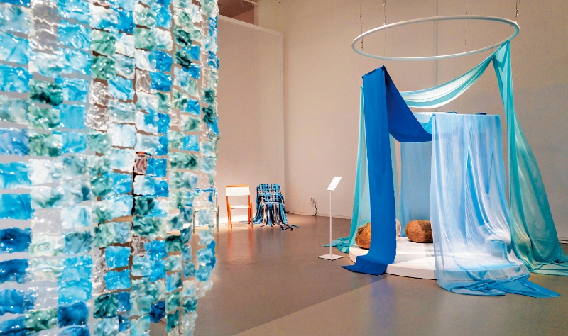 由HKDI的35位学生集体创作的跨媒介艺术作品,现正于学院内举行的展览中公开展出。 由HKDI的35位学生集体创作的跨媒介艺术作品,现正于学院内举行的展览中公开展出。