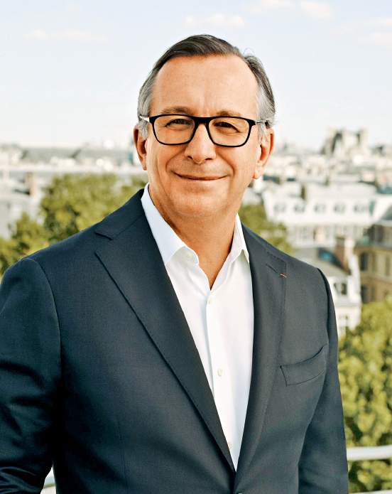 CHANEL时装业务总裁Bruno Pavlovsky,在访问中一再强调与世界保持联系尤为重要。 CHANEL时装业务总裁Bruno Pavlovsky,在访问中一再强调与世界保持联系尤为重要。