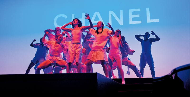 品牌亦请来一群香港舞者与来自马赛国立芭蕾舞团的舞蹈艺术团体(LA)HORDE,以及香港女演员兼品牌挚友许恩怡(前排中)合作演出精彩舞蹈。 品牌亦请来一群香港舞者与来自马赛国立芭蕾舞团的舞蹈艺术团体(LA)HORDE,以及香港女演员兼品牌挚友许恩怡(前排中)合作演出精彩舞蹈。