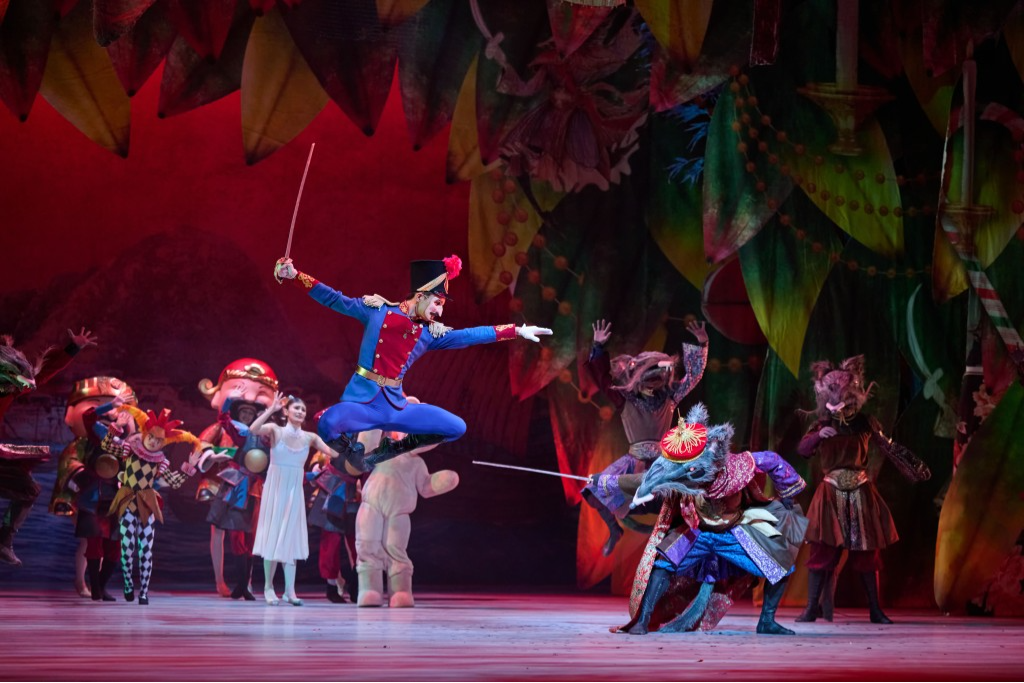 主角们与灵感来自香港海盗张保仔的老鼠王军团激战连场。 主角们与灵感来自香港海盗张保仔的老鼠王军团激战连场。