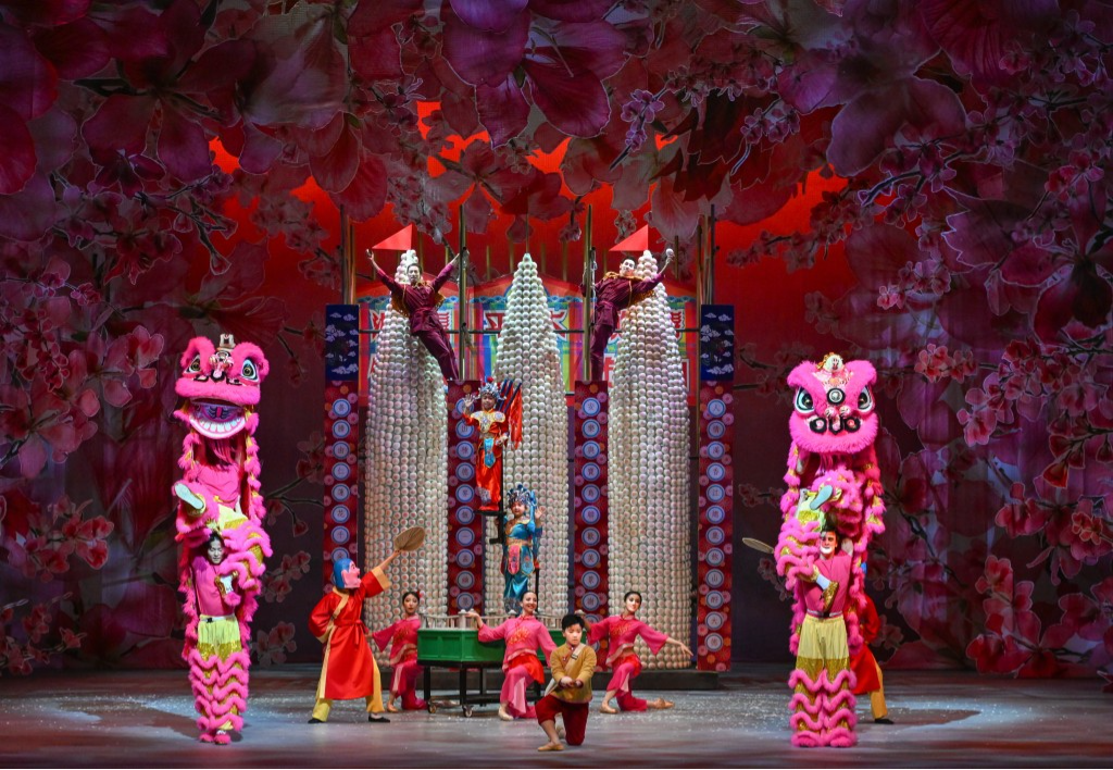 《胡桃夹子》 加入了不少香港传统,包括长洲抢包山。 《胡桃夹子》 加入了不少香港传统,包括长洲抢包山。