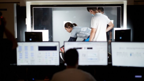 体院及科大团队通过风洞室验室,为香港单车队进行单车测试,前精英运动员李慧诗曾参与其中 体院及科大团队通过风洞室验室,为香港单车队进行单车测试,前精英运动员李慧诗曾参与其中