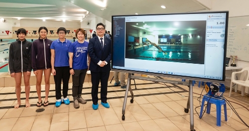 理大康复治疗科学系助理教授苏俊龙(右)与团队为拔萃女书院泳队进行姿势研究和分析。 理大康复治疗科学系助理教授苏俊龙(右)与团队为拔萃女书院泳队进行姿势研究和分析。