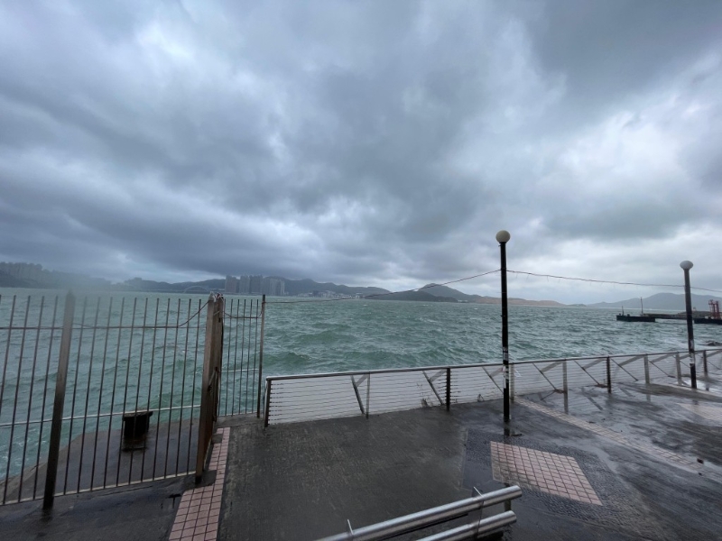 海面有白头浪。 海面有白头浪。