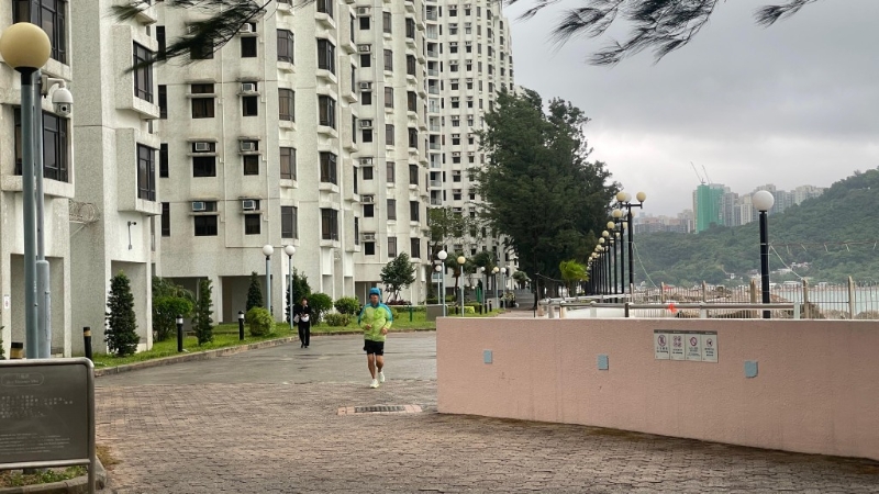 清晨岸边人流稀少,但仍有零星市民冒着八号风球晨运。 清晨岸边人流稀少,但仍有零星市民冒着八号风球晨运。