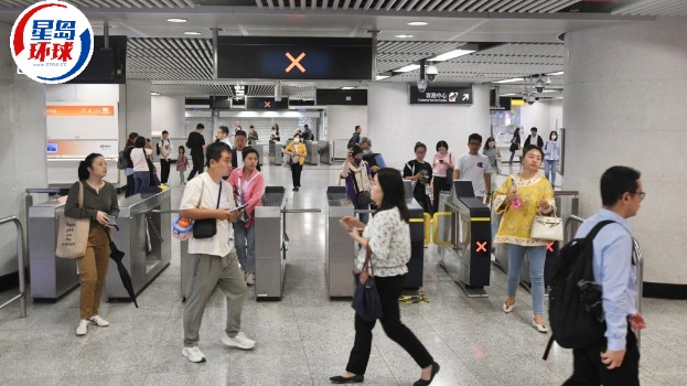 不少市民提早出门赶返工。 不少市民提早出门赶返工。