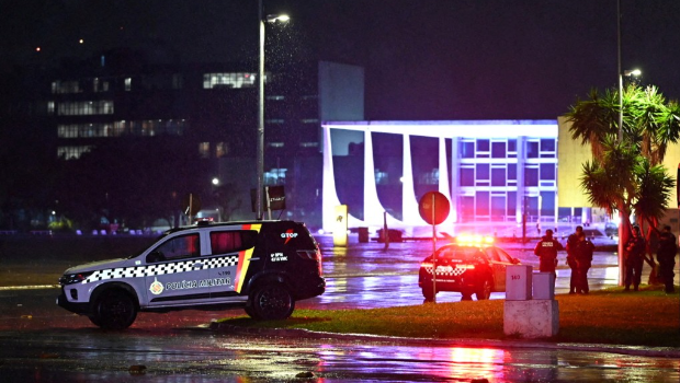 巴西最高法院外发生连环爆炸,警车在外戒备。路透社 巴西最高法院外发生连环爆炸,警车在外戒备。路透社