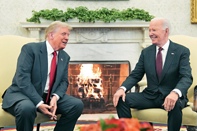 特朗普周三在白宫椭圆形办公室与拜登会晤,两名政敌相见欢,谈交接等事宜。 特朗普周三在白宫椭圆形办公室与拜登会晤,两名政敌相见欢,谈交接等事宜。