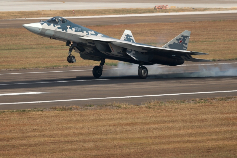 苏-57配备具有矢量推力的发动机,起飞时可以调整喷口角度来获得更大的推力,在更短的距离内升空。(图/新华社) 苏-57配备具有矢量推力的发动机,起飞时可以调整喷口角度来获得更大的推力,在更短的距离内升空。(图/新华社)