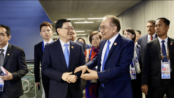 正在秘鲁出席APEC会议的特首李家超,昨日与马来西亚总理安华会面。 李家超Facebook专页 正在秘鲁出席APEC会议的特首李家超,昨日与马来西亚总理安华会面。 李家超Facebook专页