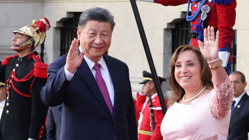 秘鲁总统博鲁阿尔特(右)为习近平举行隆重欢迎仪式。 新华社 秘鲁总统博鲁阿尔特(右)为习近平举行隆重欢迎仪式。 新华社