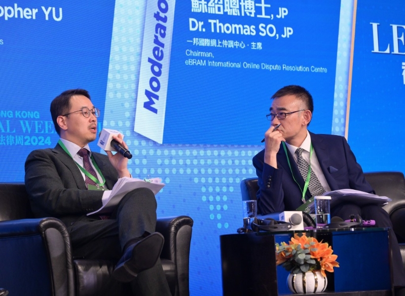 香港律师会副会长余国坚(左)和一邦国际网上仲调中心主席苏绍聪(右)。 香港律师会副会长余国坚(左)和一邦国际网上仲调中心主席苏绍聪(右)。
