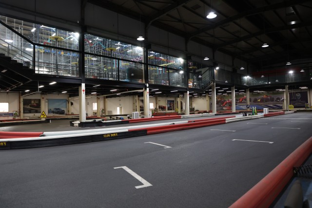 黑色天花加上高楼底 黑色天花加上高楼底