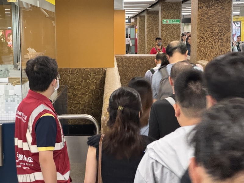 港铁派宣传人员宣传「左右企稳」。 港铁派宣传人员宣传「左右企稳」。