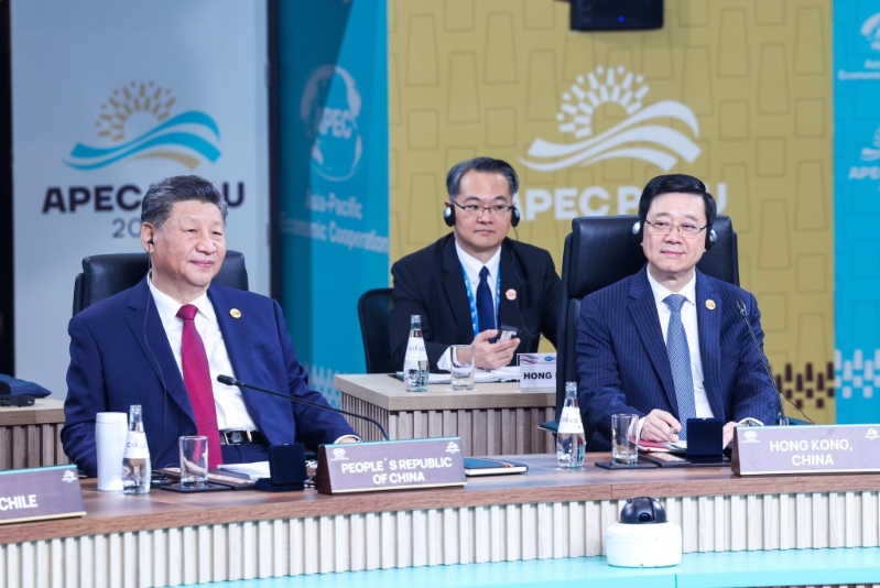 国家主席习近平(左一)和李家超(右一)在会议上。政府新闻处