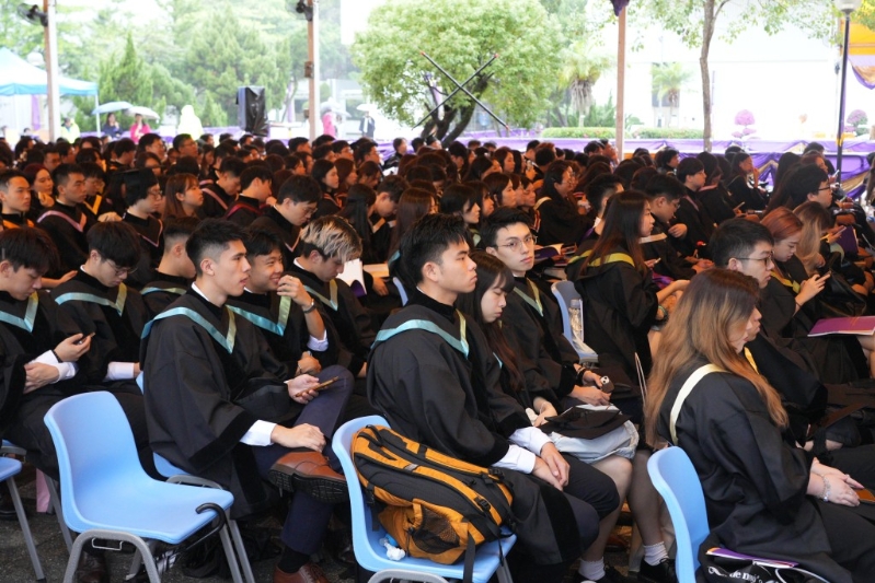 毕业生指现在能够补办毕业典礼则感到「皆大欢喜」。 毕业生指现在能够补办毕业典礼则感到「皆大欢喜」。