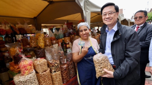 李家超到访秘鲁市集品尝特色食品 期待自贸协定引入更多美食来港