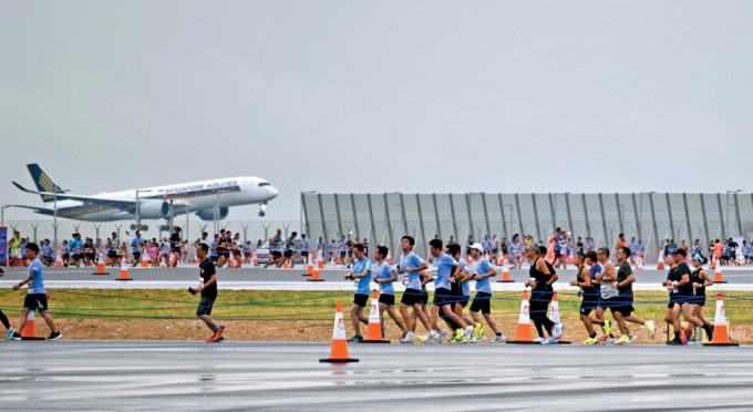 机场三跑举行十公里国际赛,吸引1.1万名跑手参加赛事。 机场三跑举行十公里国际赛,吸引1.1万名跑手参加赛事。