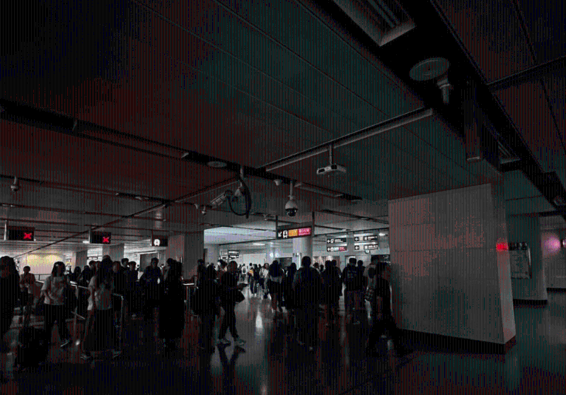 15日晚上香港站东涌线大堂近D出口和E出口的照明系统熄灭,车站陷入黑暗。 网图 15日晚上香港站东涌线大堂近D出口和E出口的照明系统熄灭,车站陷入黑暗。 网图