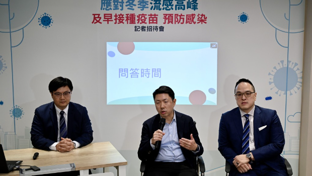 港大临床医学院内科学系讲座教授孔繁毅(中)表示,数字反映3年的新冠肺炎引致“免疫负债”。 港大临床医学院内科学系讲座教授孔繁毅(中)表示,数字反映3年的新冠肺炎引致“免疫负债”。